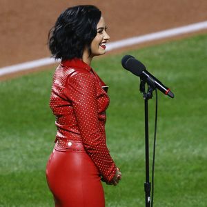 Gänsehaut: Demi Lovato singt Nationalhymne bei World Series