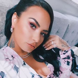Neues Tattoo: Demi Lovatos Hals ziert jetzt Schmetterling