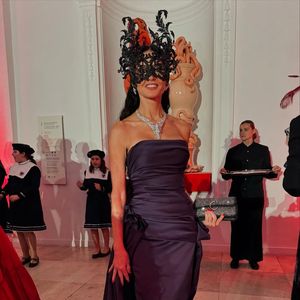 Demi Moore funkelt bei Gala in Wien mit schwarzer Maske!