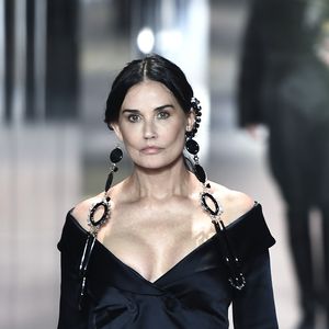 Beauty-OP? Fans erkennen Demi Moore auf Laufsteg kaum wieder