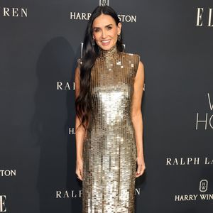 Demi Moore flasht in einem schimmernden Discokugel-Kleid