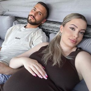 Nach Geheimnistuerei: Denise Mski zeigt den Papa ihres Babys