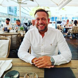 Möchte Eva Benetatous Neuer Dennis etwa nur ins Rampenlicht?