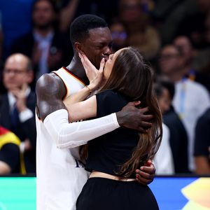 Nach Basketball-WM-Sieg: Dennis Schröder knutscht seine Frau