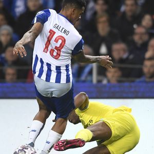 Gegner zieht Porto-Star Galeno mitten im Spiel Hose runter