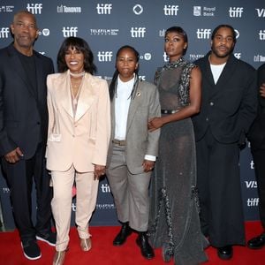 Denzel Washington posiert mit seiner Familie auf Red Carpet