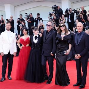 Jenna Ortega strahlt mit ihren Co-Stars bei Filmfestspielen