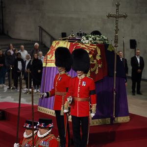 Verhaftung in Westminster Hall: Mann berührt Sarg der Queen!