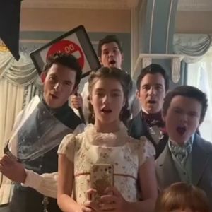 In Kostümen: "Bridgerton"-Stars begeistern mit TikTok-Video