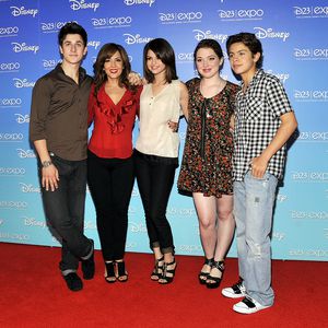 Gegen Herzschmerz? Selena Gomez feiert mit Disney-Bruder