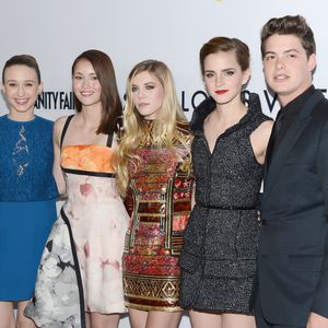 Emma Watson im goldenen Knitterkleid