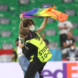 Noch vor Anpfiff: Flitzer bei Deutschland-Spiel abgeführt!