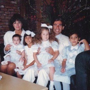 Mit Papa Robert: Kim Kardashian bezaubert mit Throwback-Foto