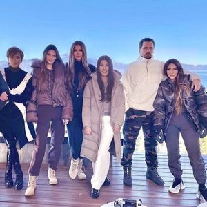Wurde Kourtney Kardashian ins Familienfoto gephotoshoppt?