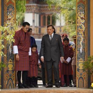 Thailands König Maha fliegt selbst zu einem Staatsbesuch