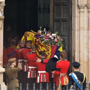 Charles' Wunsch: Das bedeuten Blumen auf dem Sarg der Queen