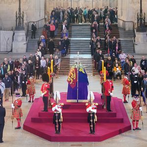 Skurril: Royal-Fan bringt Asche der Mutter mit zur Queen