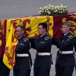 Der Sarg von Queen Elizabeth ist nun in England angekommen!