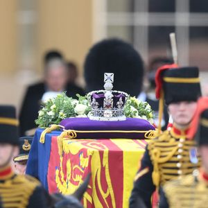Das bedeuten die Juwelen auf der Krone auf dem Queen-Sarg
