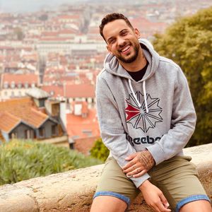 "Heute noch schwer": BTN-Darsteller Leroy über Coming-out
