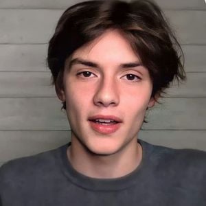 Der Schauspieler Louis Partridge