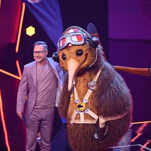 "Masked Singer"-Maske verrutscht: Moderator witzelt darüber!