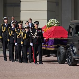 Letzter Weg beginnt: König Haralds Sarg verlässt das Schloss