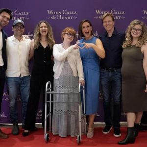 Nach Sturz: Mamie Laverock feiert Reunion mit ihren Co-Stars
