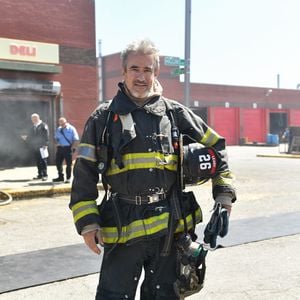 Dermot Mulroney verlässt "Chicago Fire" früh in Staffel 15