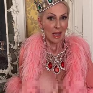 Mit Krone und Juwelen: Désirée Nick filmt sich oben ohne!