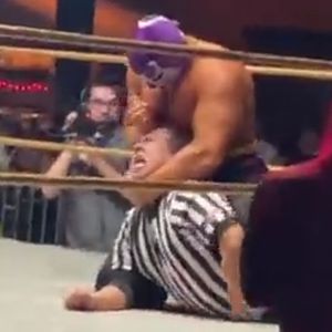 Polizeieinsatz! Wrestler sticht mit Eispickel auf Schiri ein