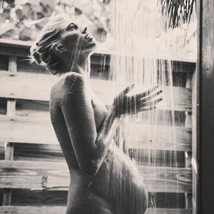 Schwangere Devon Windsor posiert nackig unter der Dusche