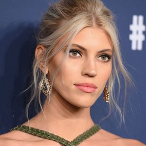 Gewicht & Co: Model Devon Windsor im Schwangerschaftstalk