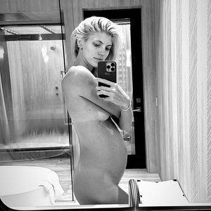 Sechster Monat: Schwangere Devon Windsor posiert nackt!