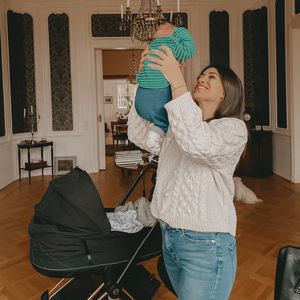 "Blaue Kulleraugen": Diana June schwärmt von Baby Adrian