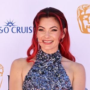 Dianne Buswell zeigt Babybauch im eleganten Badeanzug