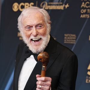 Dick Van Dyke (99) beeindruckt die Fans mit seinem Workout