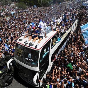 WM-Party eskaliert: Leo Messi und Co. fliegen mit Helikopter