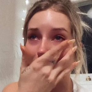 Lottie Moss total am Ende: Ihre Handynummer wurde geleakt