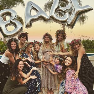 Goldie Hawn hat Spaß auf Babyparty ihrer Schwiegertochter