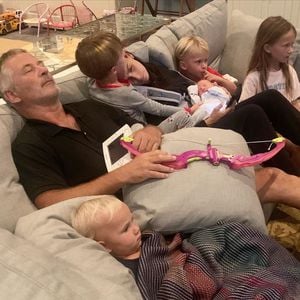 Mit Baby Edu: Baldwins teilen ersten Familienschnappschuss