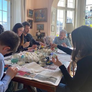 Ganze Familie beim Eierfärben: Ostergruß der Dänen-Royals