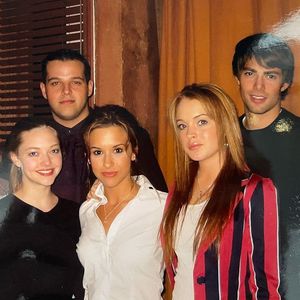 Co-Stars freuen sich: Amanda Seyfried teilt "Girls Club"-Pic