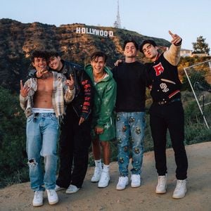 Schlüpfrige Angebote: So weit gehen Fans der Elevator Boys!