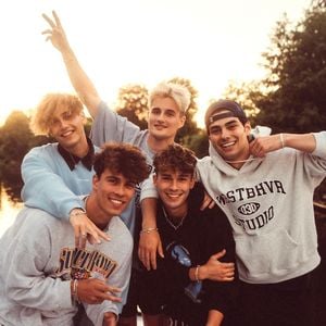 Hass im Netz: Die Elevator Boys bauen sich gegenseitig auf
