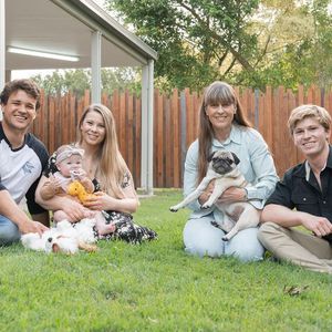 Mit Baby Grace: Bindi Irwin teilt idyllisches Familienfoto
