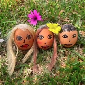Oster-Spaß: Welche Promi-Familie verbirgt sich denn hier?
