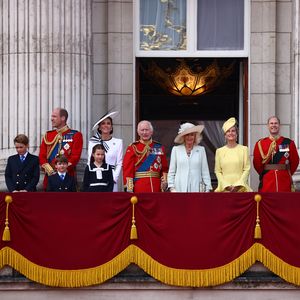 Kate neben Charles: Royals strahlen nach Parade auf Balkon!