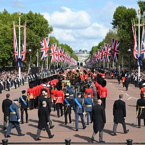 Prozession: Sarg der Queen wird in Westminster Hall gebracht