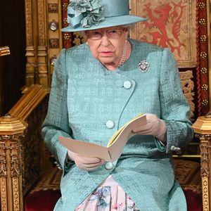Ohne Meghan und Harry: Weihnachtsfoto der Queen spaltet Fans